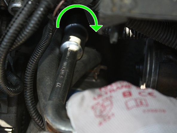 Positionner le capteur sur le bloc moteur et commencer à le serrer à la main.