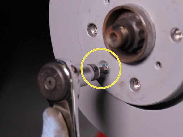 Replacer et resserrer le vis Torx du disque de frein