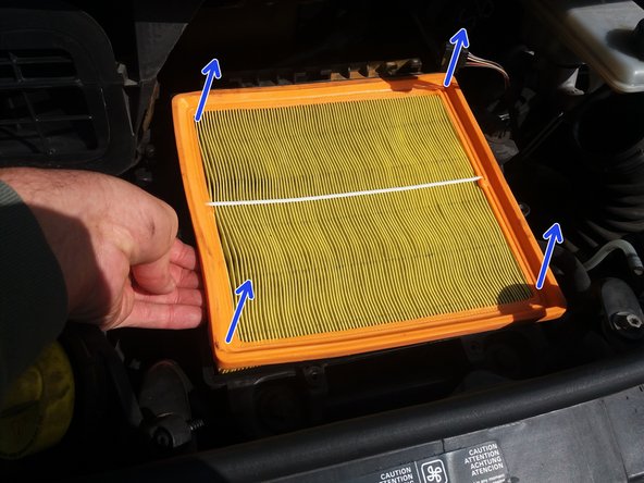 Effectuez un coup de soufflette dans la boite pour la nettoyer.