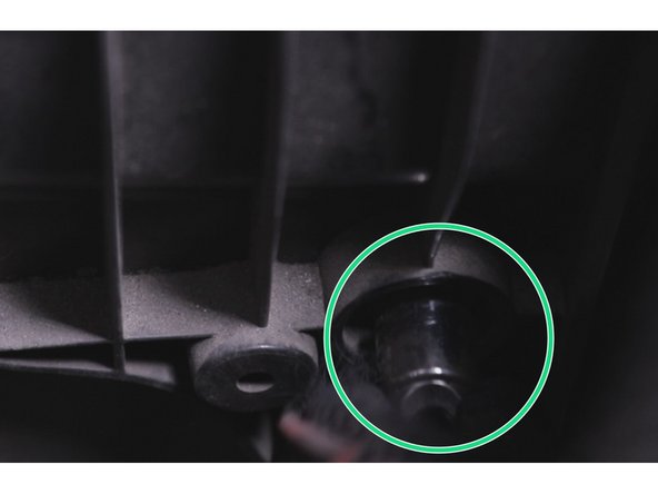 Revisser la vis retenant le support de la durite d'entrée du filtre à air