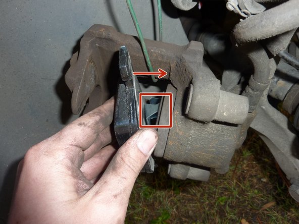 Monter la plaquette intérieure en insérant les clips de celle-ci dans le piston. La pousser jusqu'au fond.