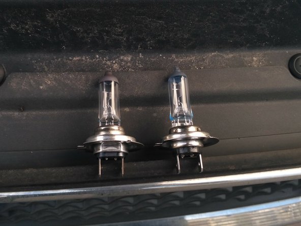 Déconnecter le connecteur de la lampe.