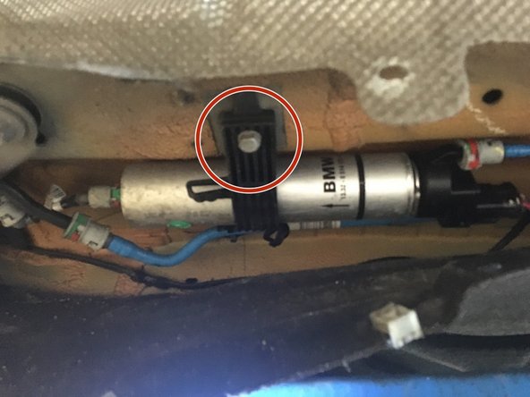 Deviser la vis de 13 qui maintien le filtre