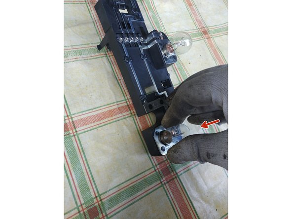 
Avoid touching the bulbs with your fingers. It is best to wear gloves to avoid leaving greasy marks on the glass.
