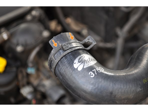 Placer au préalable le collier sur la nouvelle durite