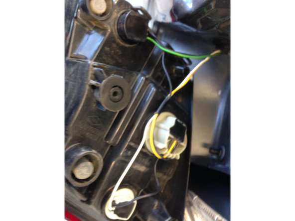 Re-monter le support d'ampoule en faisant un 1/4 de tour dans le sens inverse du démontage