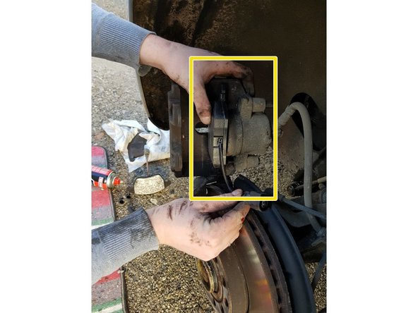 Placez la deuxième plaquette de freins face au disque de frein en respectant son sens et en l'insérant dans son logement.