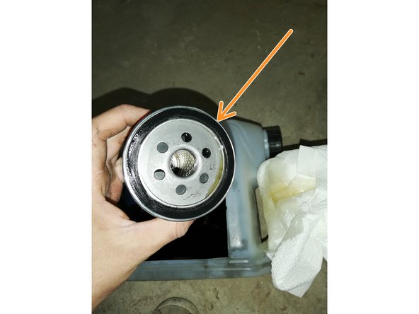 Mettre de huile moteur neuve sur le joint  caoutchouc (fléché en orange) du nouveau filtre, ceci améliorera l'étanchéité du filtre et facilitera le démontage lors de la prochaine vidange