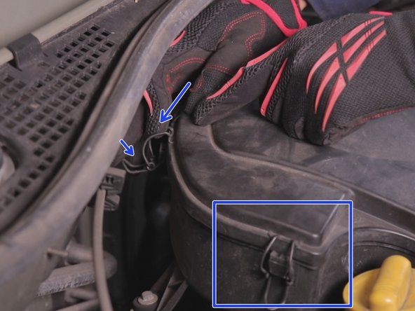 Repositionner tous les attaches autour de la boite à air