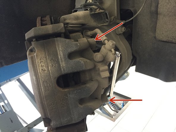 
Using a 7 mm Allen key, unscrew the caliper screws.
