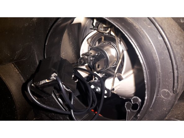 Mettre la nouvelle ampoule en place avec l'ergot vers le haut