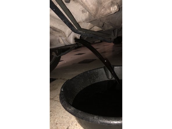 Placez un récipient en dessous afin de pouvoir recuperez l'huile usagé