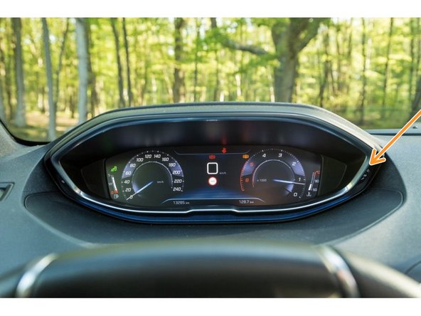 Maintenir appuyé le bouton de droite du tableau de bord et mettre le contact. Attendre la fin du compte à rebours et couper le contact.