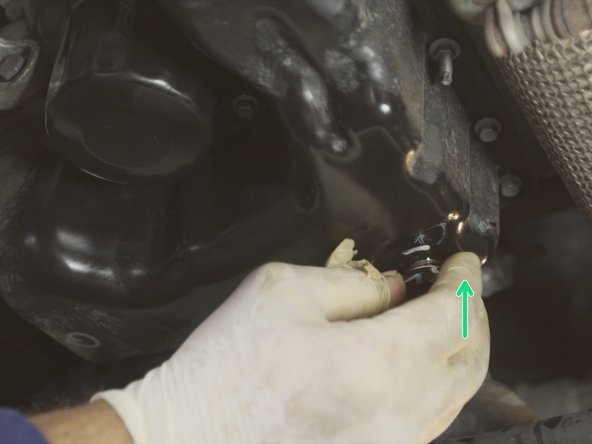 Une fois l'huile vidangée, replacer le bouchon et le serrer avec le cliquet et la embout Allen de 8