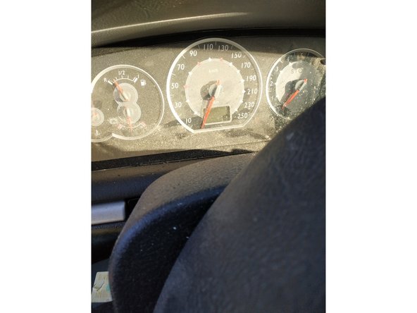 et tout en restant appuyé, mettre le contact