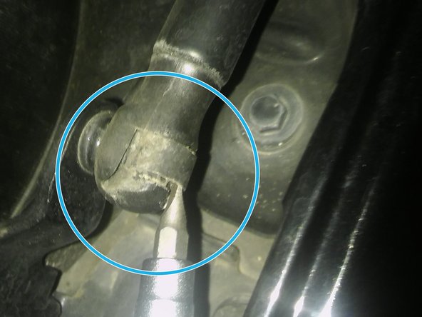 Inutile de l'enlever complétement pour désengager le vérin, ce qui évitera de l'a prendre dans les yeux ou de la perdre dans le compartiment moteur.