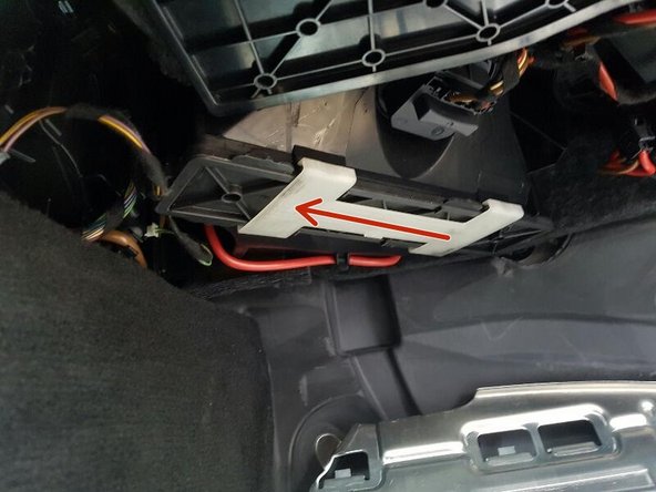 On peut désormais voir l emplacement du filtre. Pour le retirer il faut glisser le clips blanc vers la console centrale, ensuite retirer le filtre vers le bas.