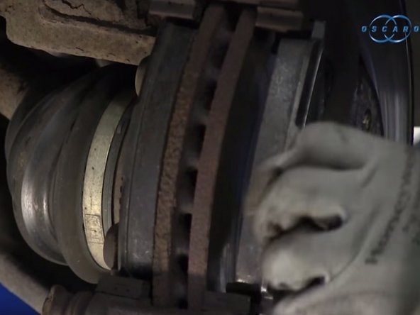 Replacer les nouvelles plaquettes de frein avant