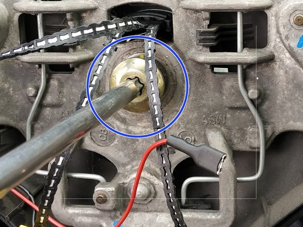 appliquer du frein filet rouge sur la vis de maintien du volant et serrer (couple de serrage 35 N.m)