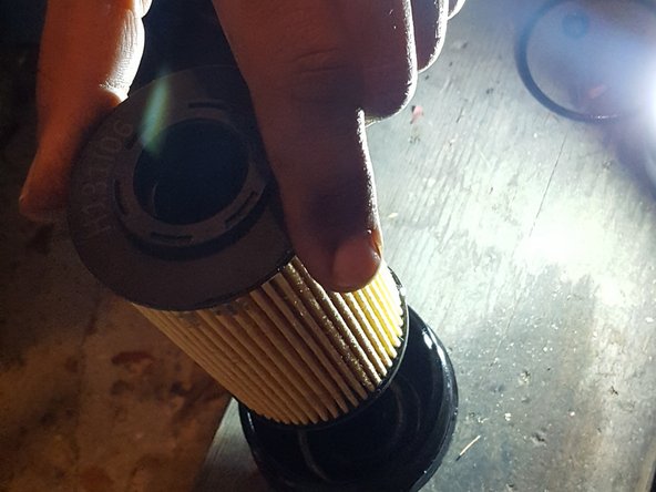 Insertion du nouveau filtre sur le support en plastique