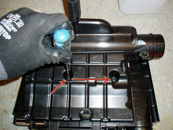 Remettre en place le capot en s'assurant de clipser les 4 pattes