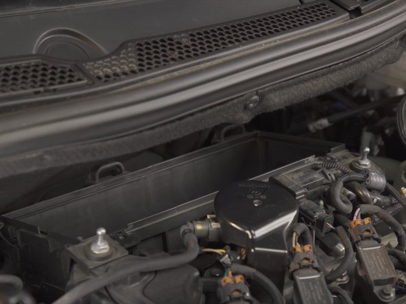 Sortir le filtre à air de sa boite en le tirant vers le haut