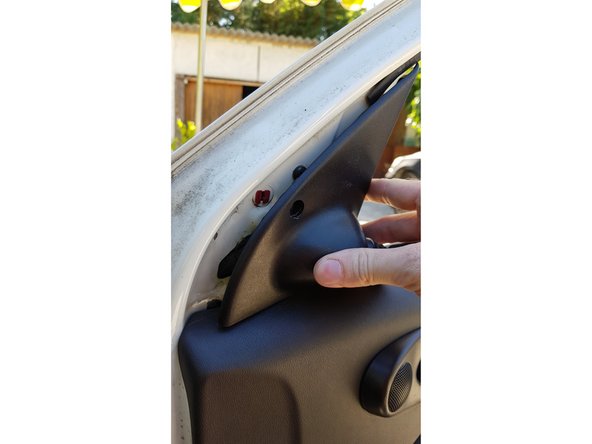 Avec un petit chasse goupille retirez les 2 axes situés sous le panneau.