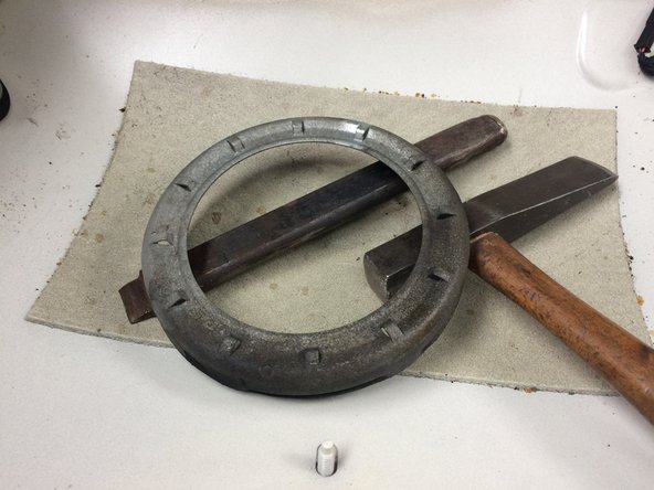 Retirer la coupelle en métal afin de pouvoir sortir le bloc filtrant