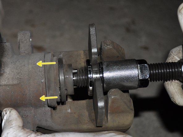 Ouvrez le bouchon du réservoir de liquide de frein