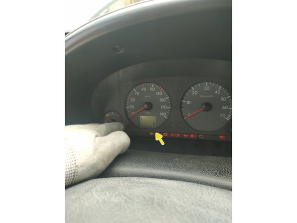 appuyer (et rester appuyé) sur le bouton indiqué par la flèche rouge sur la photo