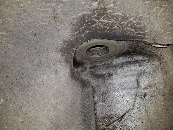 Tirez dessus à la main puis nettoyez la surface en contact.