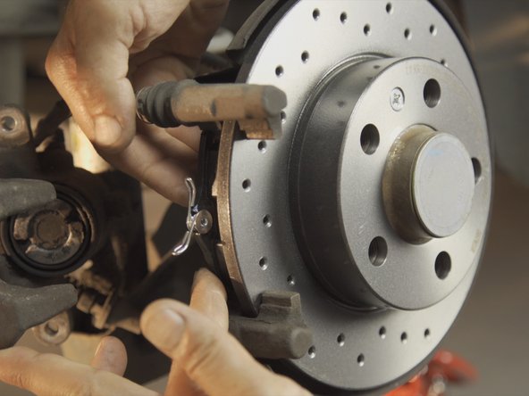 Replacer la plaquette sur la chape, la garniture face au disque