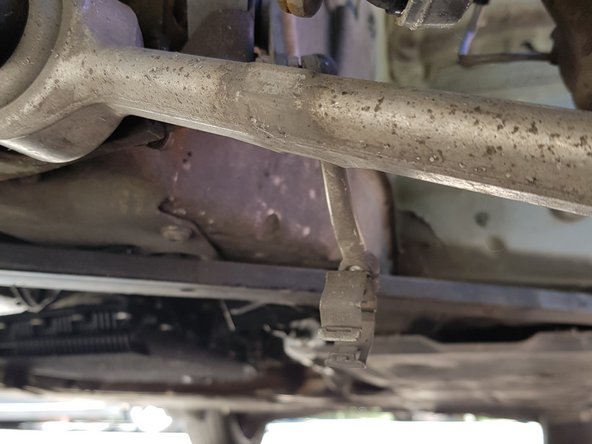 Insérez un petit tournevis plat dans l'agrafe puis faîtes levier pour la détacher.