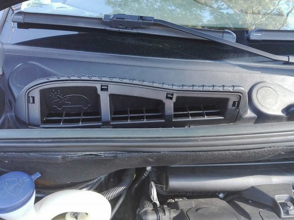 Vérifier le  sens d'insertion et fermer le logement.