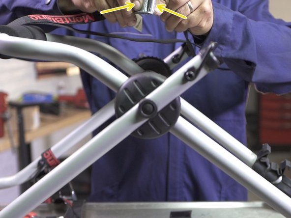 Rejoignez les deux bouts de la sangle dans la boucle