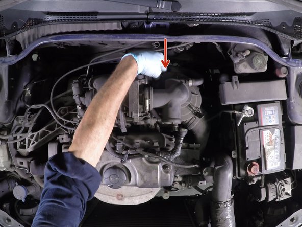 Dégager les ergots du couvercle en faisant coulisser le couvercle délicatement