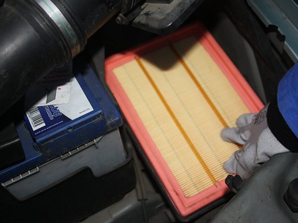 Replacer le couvercle de la boite à air et revisser les 4 vis torx.