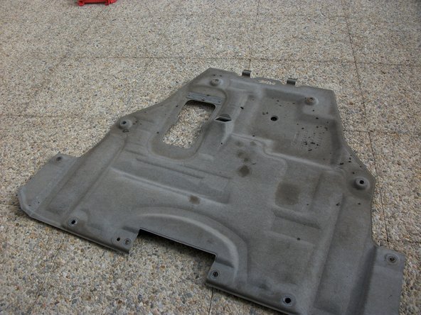 Placer un carton sous la voiture et faire tourner le moteur jusque la température normal d'utilisation puis éteindre.