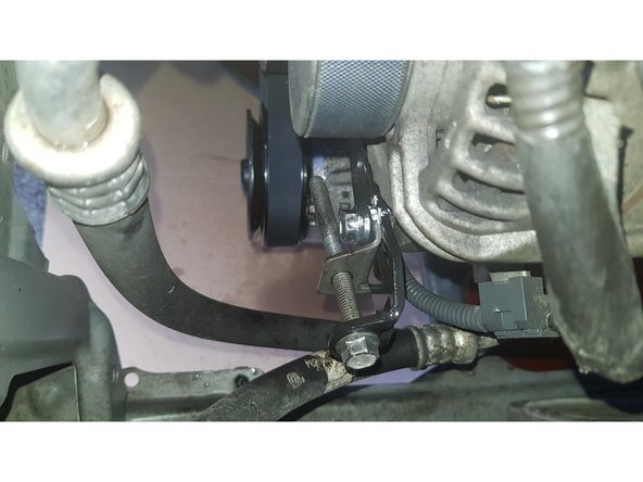 Je n'ai pas fait de photos pour comparer l'ancienne courroie avec la neuve. Mais il suffit de prendre les références notées sur l'ancienne pour commander une neuve identique. Pour mon cas c'était une 6PK1210 ce qui signifie que c'est une courroie à 6 sommets (5 rainures) pour une longueur totale de 1210mm.