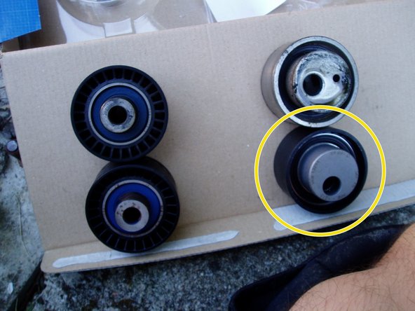 Prendre la courroie avec la main entre la couronne d'arbre à cames et la pompe d'injection. La courroie doit pouvoir faire 1/4 de tour. Si ce n'est pas le cas, tendre (flèche rouge) ou détendre (flèche verte) le galet tendeur. Une fois réglé, serrer le galet tendeur à 45 N.m.