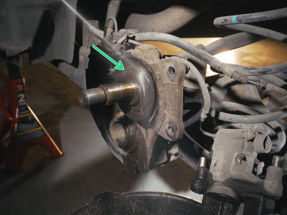 Appliquer du nettoyant frein sur le moyeu et le nouveau disque de frein