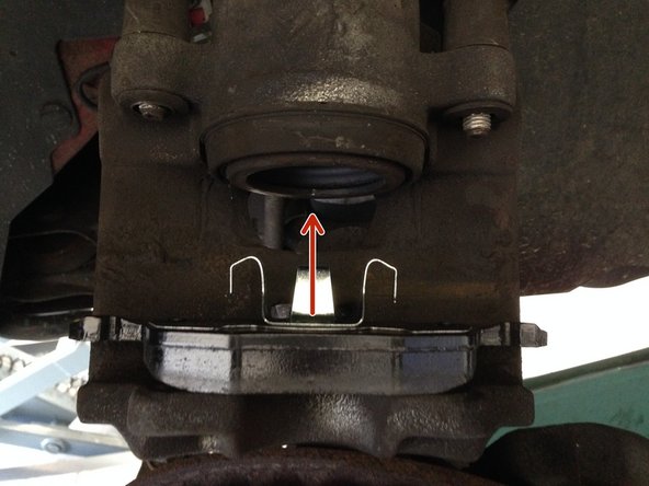 Installer la plaquette intérieur directement sur l'étrier en la clipsant