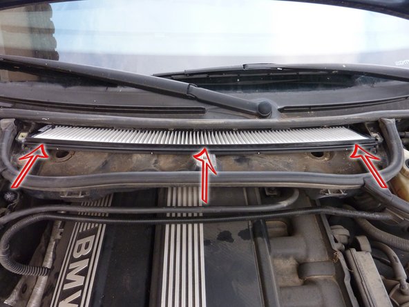 Visser les 4 vis (Torx T30) du support.