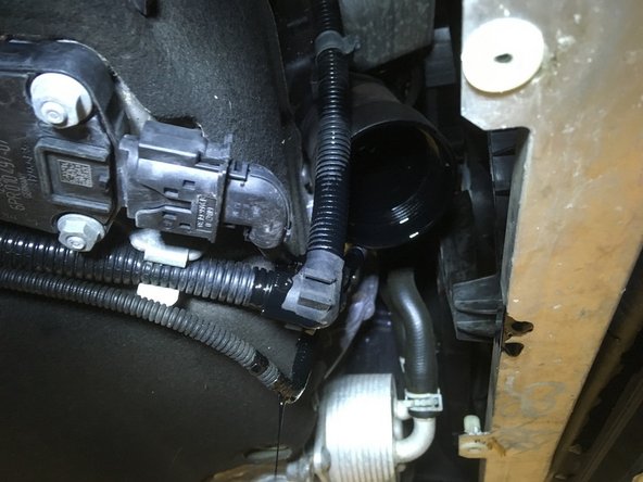 Desserrer le filtre à huile a l'aide du cliquet et de la douille de 32