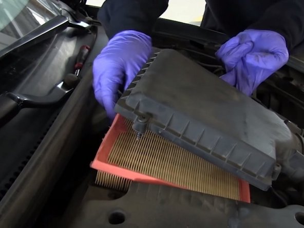 Effectuer un coup de soufflette dans la boite à air