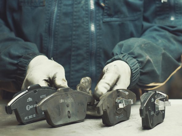 Comparer les dimensions des plaquettes et le système d'attache