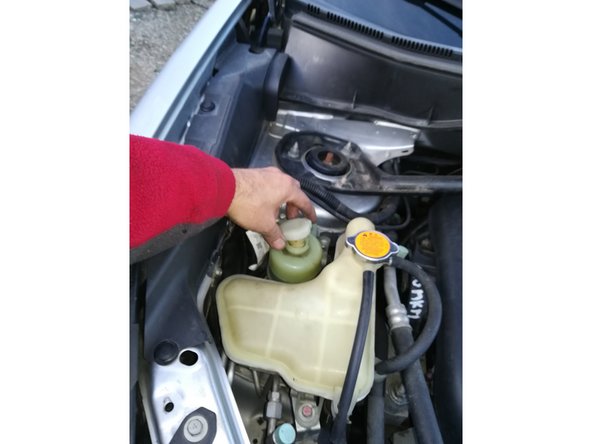 Pomper légérement avec la pédale de freins pour s'assurer que les plaquettes coulissent bien dans leurs supports nettoyés.