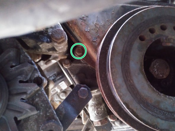 Dévisser les 2 écrous du cache inférieur puis dégager ce dernier