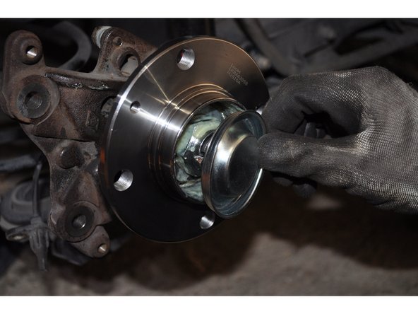 Placer le cache poussière sur le moyeu.