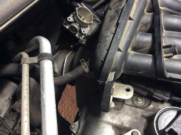 Débrancher la tubulure en haut à gauche avec une pince multiprise et celle vers le connecteur électrique.